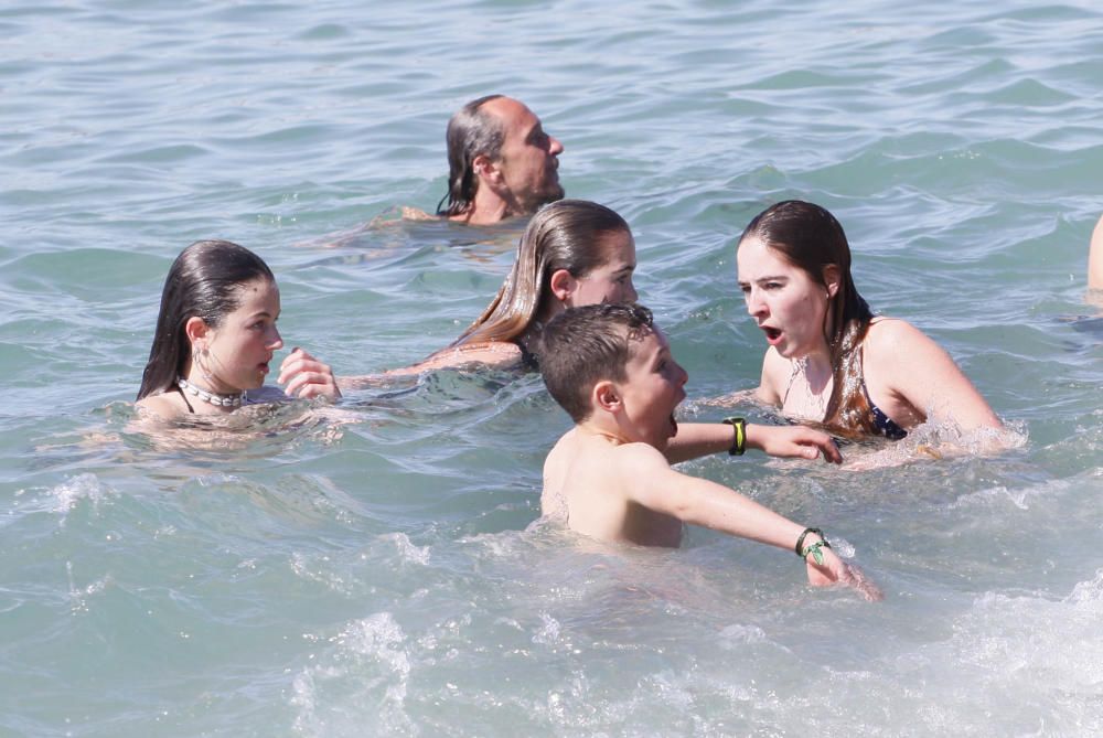 El primer bany de l''any congrega centenars de persones a Palamós