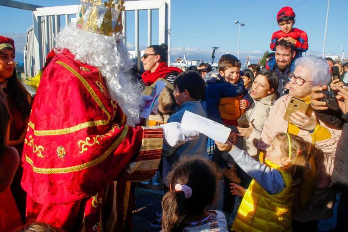 Melchor siendo solicitado al pisar suelo vilanovés. |  // I.A.