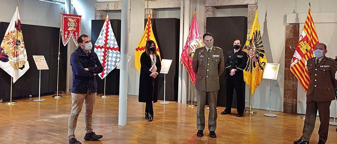 De izquierda a derecha, José Manuel González, Mónica Gutiérrez, Juan Luis González, Vicente Queiruga y Jesús María Pina, ayer, durante el acto de presentación de la muestra. | E. S. R.