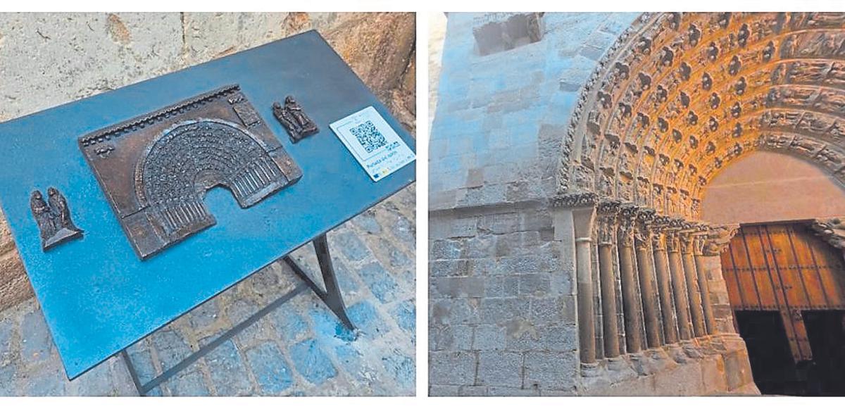 Puerta del Juicio de la Catedral de Tudela, junto a un cartel explicativo (izquierda).
