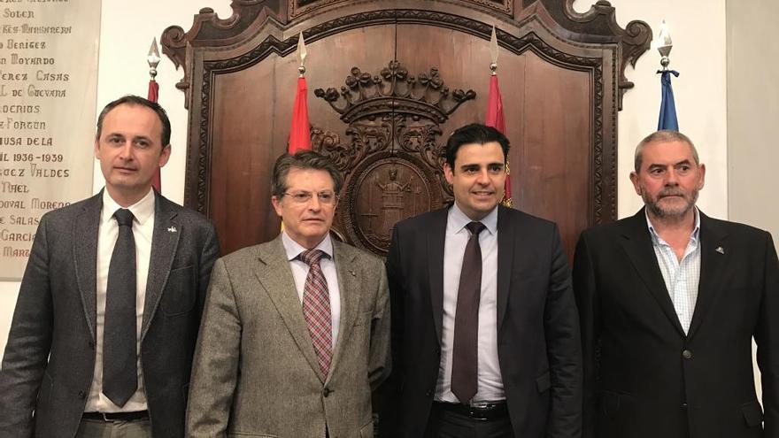 Los directores generales del SEF, Alejandro Zamora, y del Info, Javier Celdrán, han presentado en el Ayuntamiento de Lorca la iniciativa &#039;Agroemprendia&#039; de Fecoam