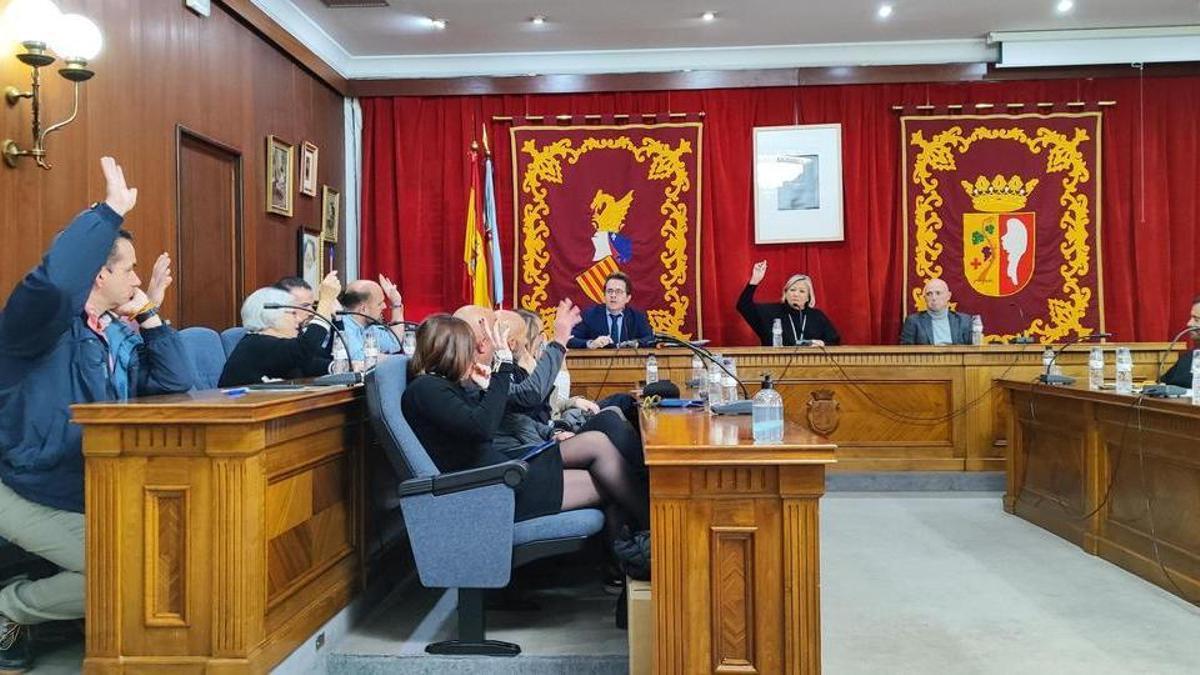Foto de una votación en el pleno de este martes en Vinaròs.