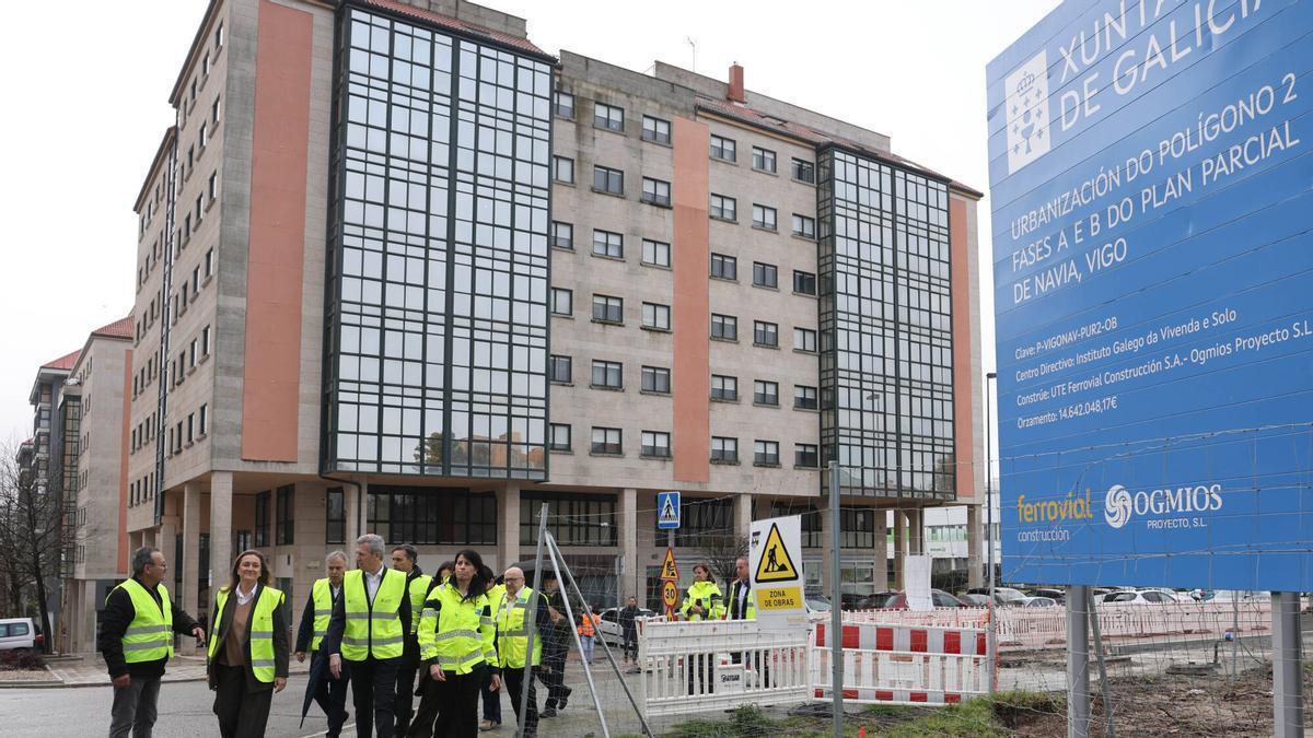 El presidente de la Xunta de Galicia, Alfonso Rueda, durante la visita a las obras de urbanización de los terrenos del polígono 2 de San Paio de Navia, en Vigo, acompañado por la conselleira de Vivenda, María Martínez Allegue.