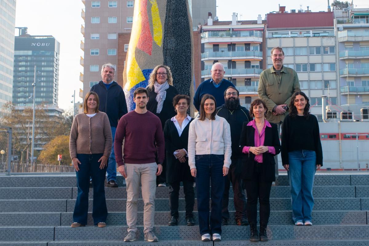 La candidatura al liderazgo de ERC en Barcelona liderada por Rosa Suriñach (en el centro).