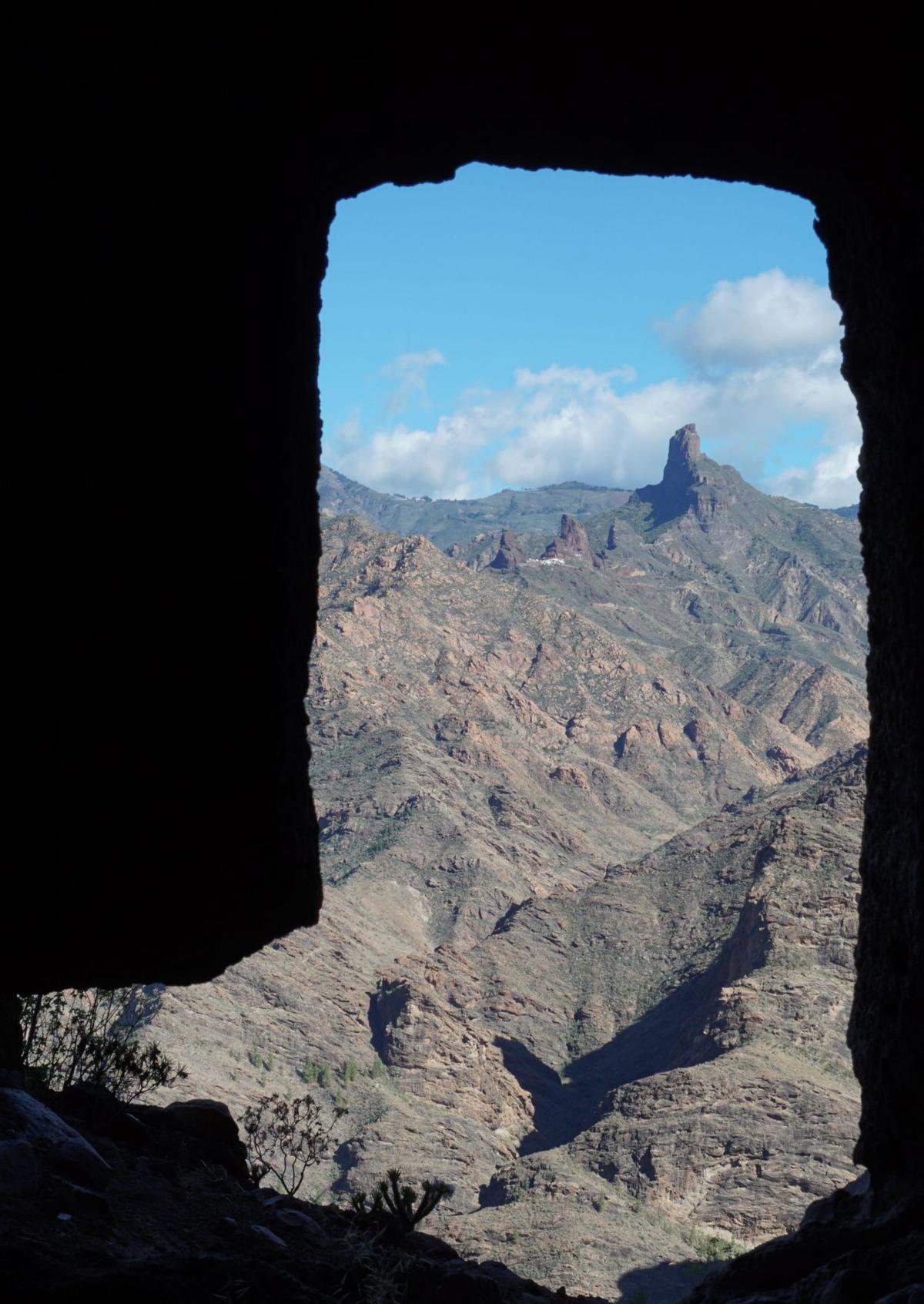 Cueva de Las Brujas orientada hacia  el complejo de fortalezas del roque Bentayga. | | JULIO CUENCA