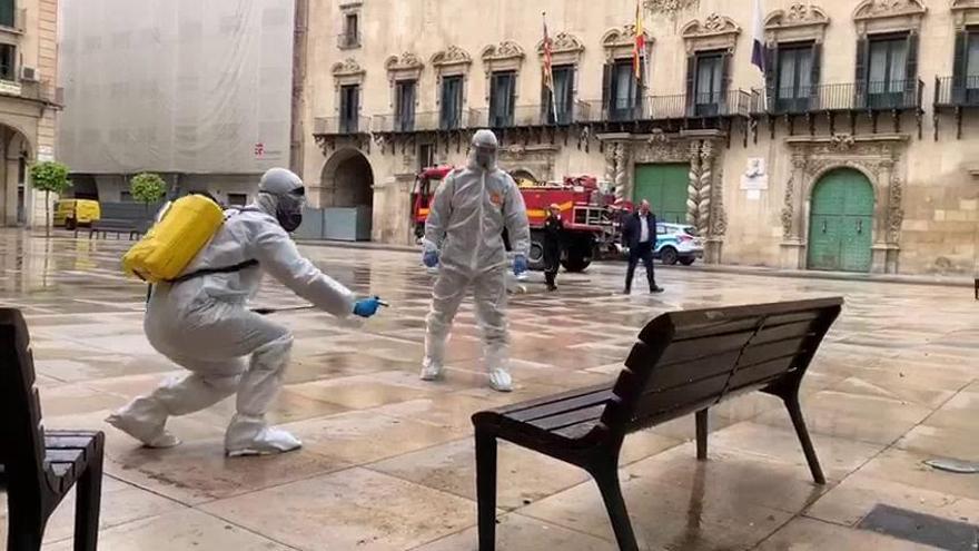 La UME desinfecta la Plaza del Ayuntamiento de Alicante