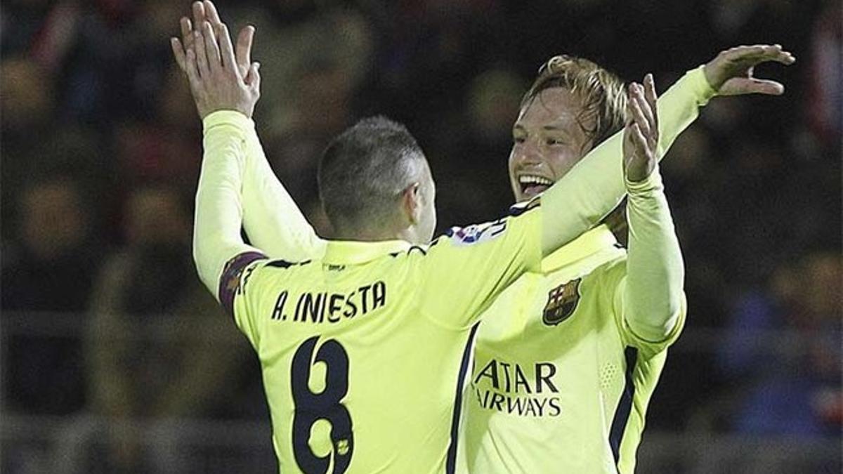Iniesta y Rakitic celebran el gol del centrocampista manchego