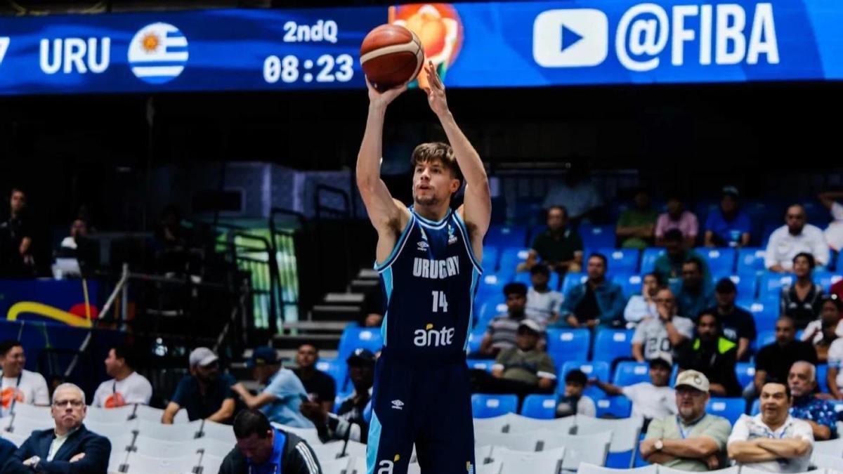 Joaquín Rodríguez ejecuta un lanzamiento en el primer amistoso de Uruguay en China, el pasado jueves.
