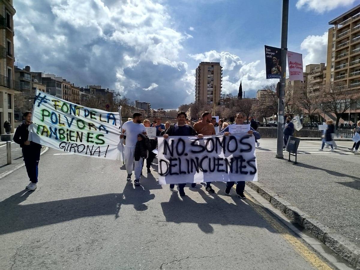 Les imatges de la protesta dels veïns de la Font de la Polvora davant l'oficina d'Endesa