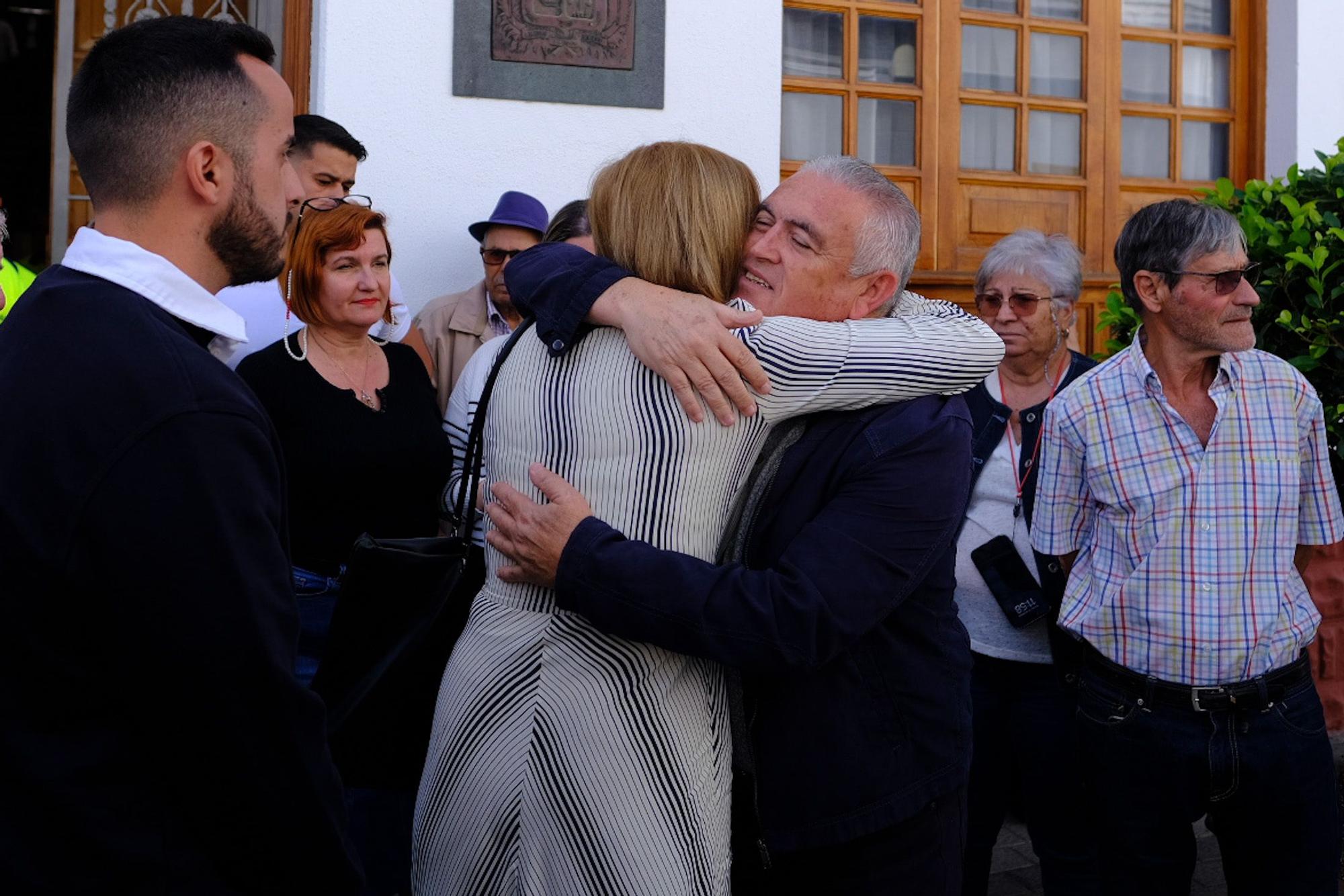 Minuto de silencio y último adiós a la mujer asesinada en La Aldea