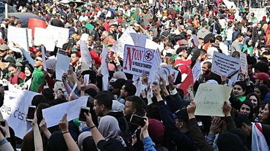 L&#039;ajornament electoral torna a treure al carrer els joves d&#039;Algèria