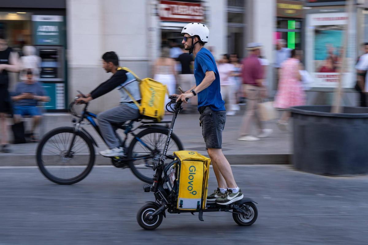 Riders de la empresa Glovo trabajando cerca en los alrededores de la Sagrada Familia, Barcelona. Foto archivo