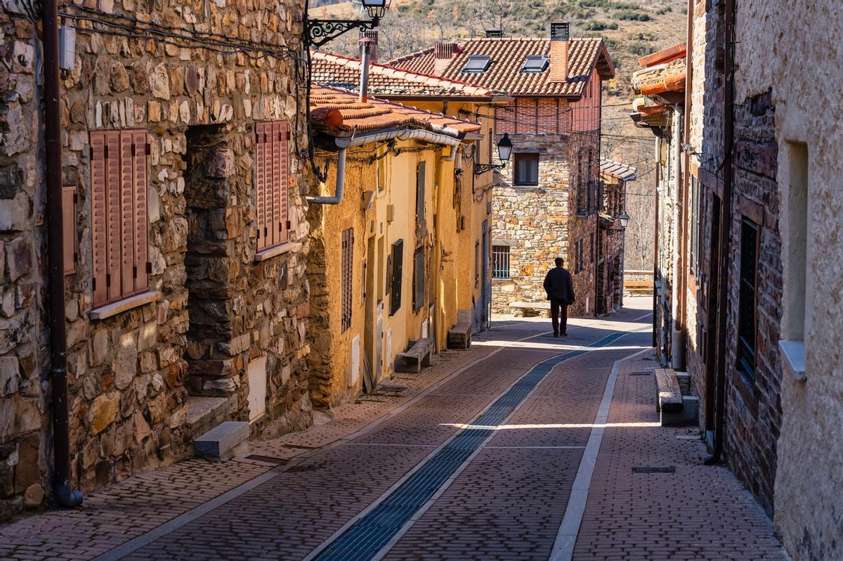 Pintoresco callejón formado por casas de piedra en la montaña de la Sierra de Madrid, Puebla de la Sierra.