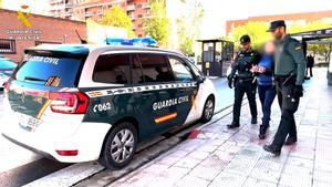 La Guardia Civil deteniendo a la mujer acusada de abandonar a su hijo en casa.