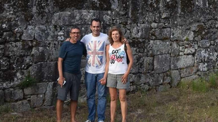 La pareja de peregrinos de Braga con un miembro de la asociación.