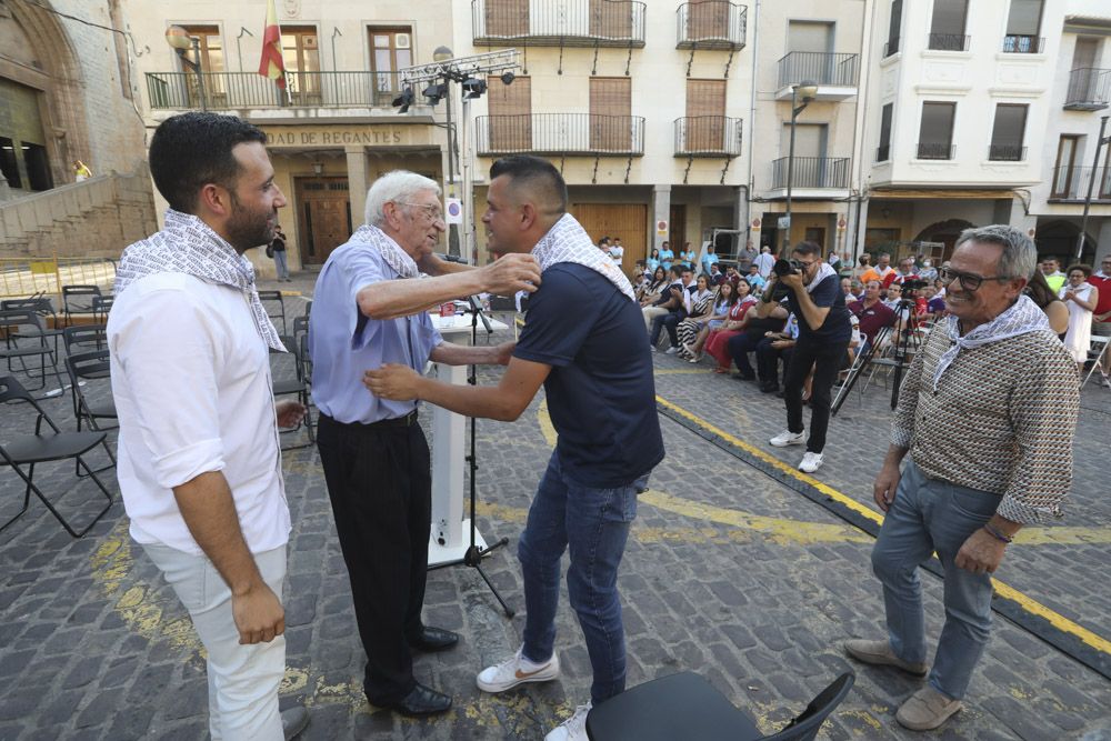 Fiestas de Sagunt. Pregón De Vicente Vayá y puesta del pañuelo de las peñas.