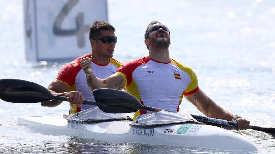 Saúl Craviotto, que ya fue oro en Pekín y plata en Londres, festeja la victoria; detrás, Cristian Toro se muestra menos expresivo tras el éxito.