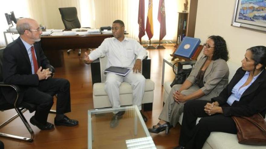 El rector, José Antonio Franco, a la izquierda, ayer con la delegación de Cabo Verde.