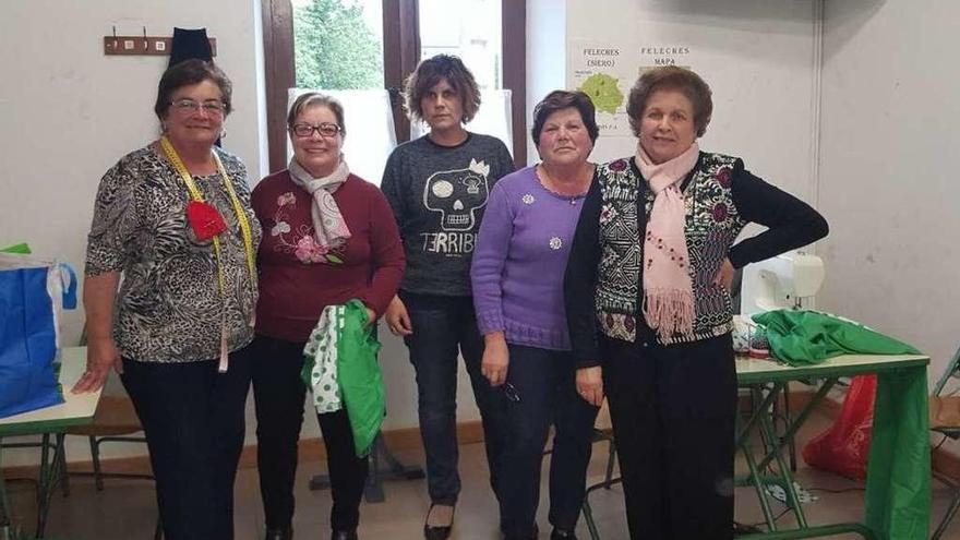 Mari Nieves Rodríguez, Celina Nosti, Natalia Martínez, Pili Llorián y Mary Palacios, en el taller de costura.