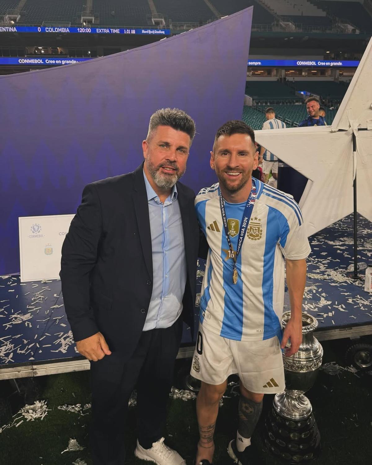 Bragarnik, con Messi tras ganar la Copa América 2024