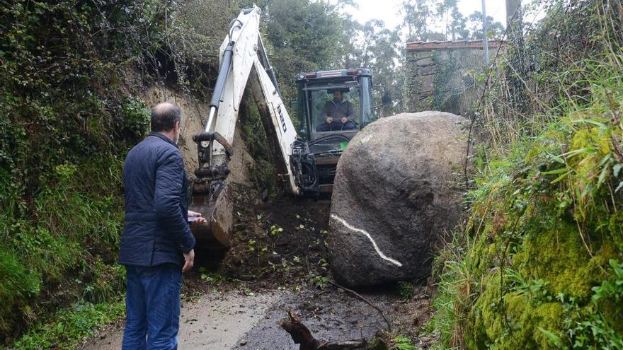 Una roca de siete toneladas cae sobre un camino de Ermelo, en Bueu