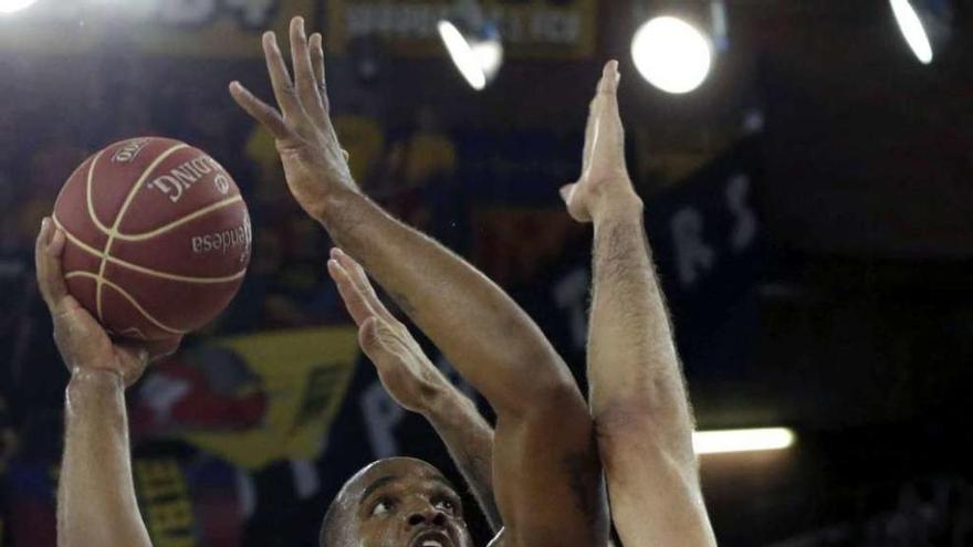 Samuels lanza a canasta ante la oposición de Bourousis en el partido de ayer en el Palau. // Efe