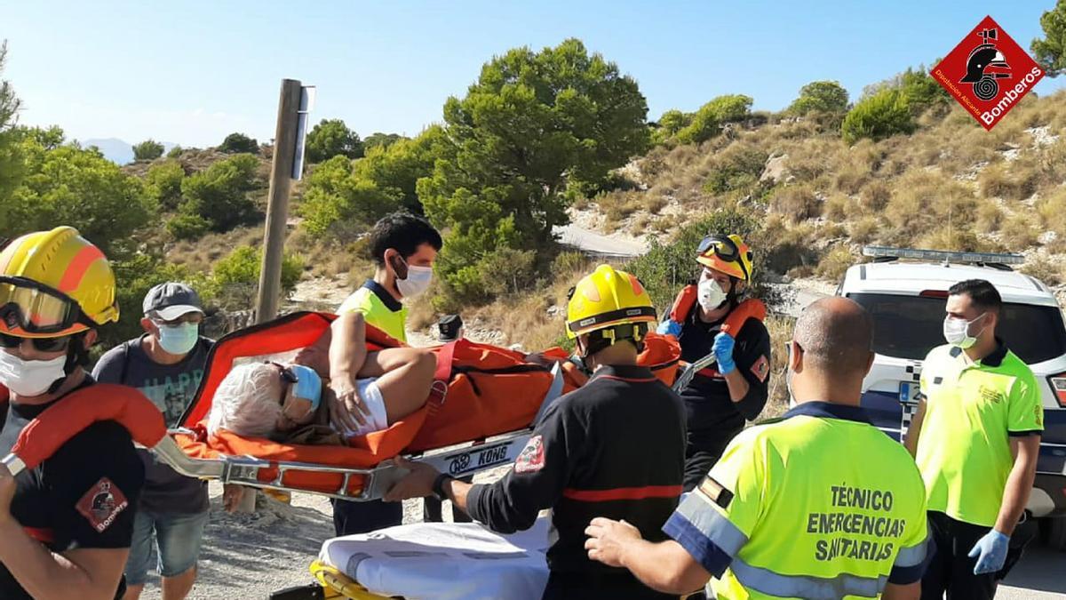 Los bomberos durante el traslado