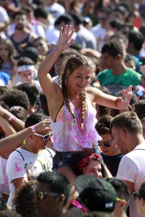 Más de 3.000 personas sufrieron los "cañonazos" de pintura líquida de todos los colores en la primera fiesta "Midnight Water Colour" de Galicia