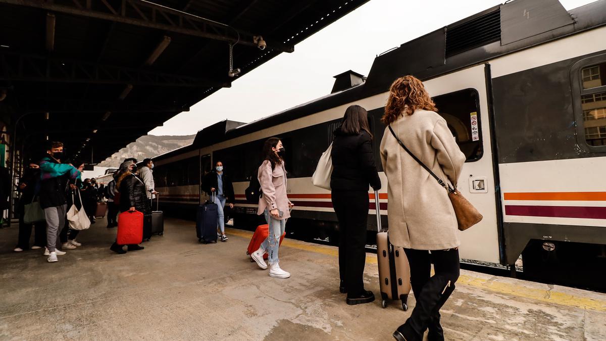 Pasajeros en la estación de Alcoy antes de tomar el tren hacia València.