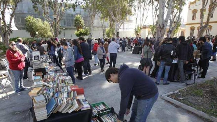 Coleccionistas y curiosos se dan cita en los jardines del Centro Cívico en busca de recuerdos.