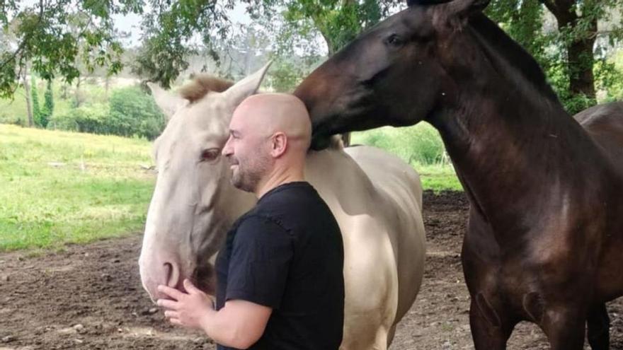 Freitas junto a dos equinos.
