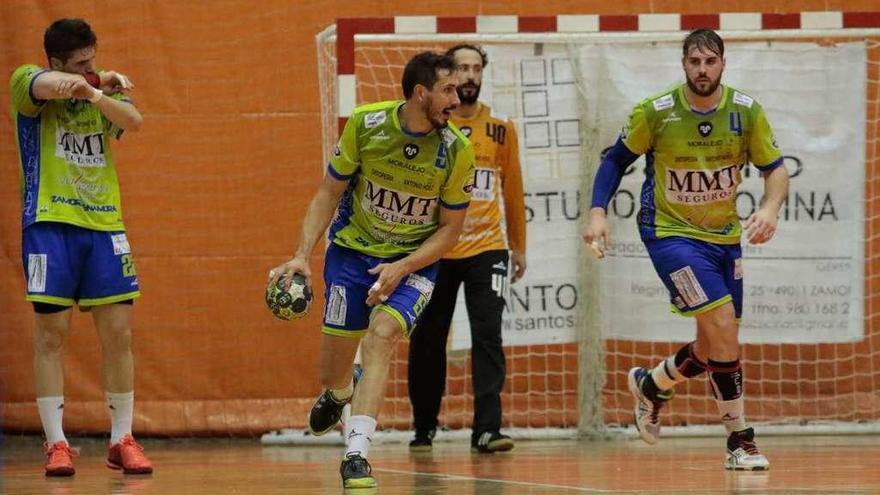 El MMT Seguros reemprende la liga ante BM Torrelavega