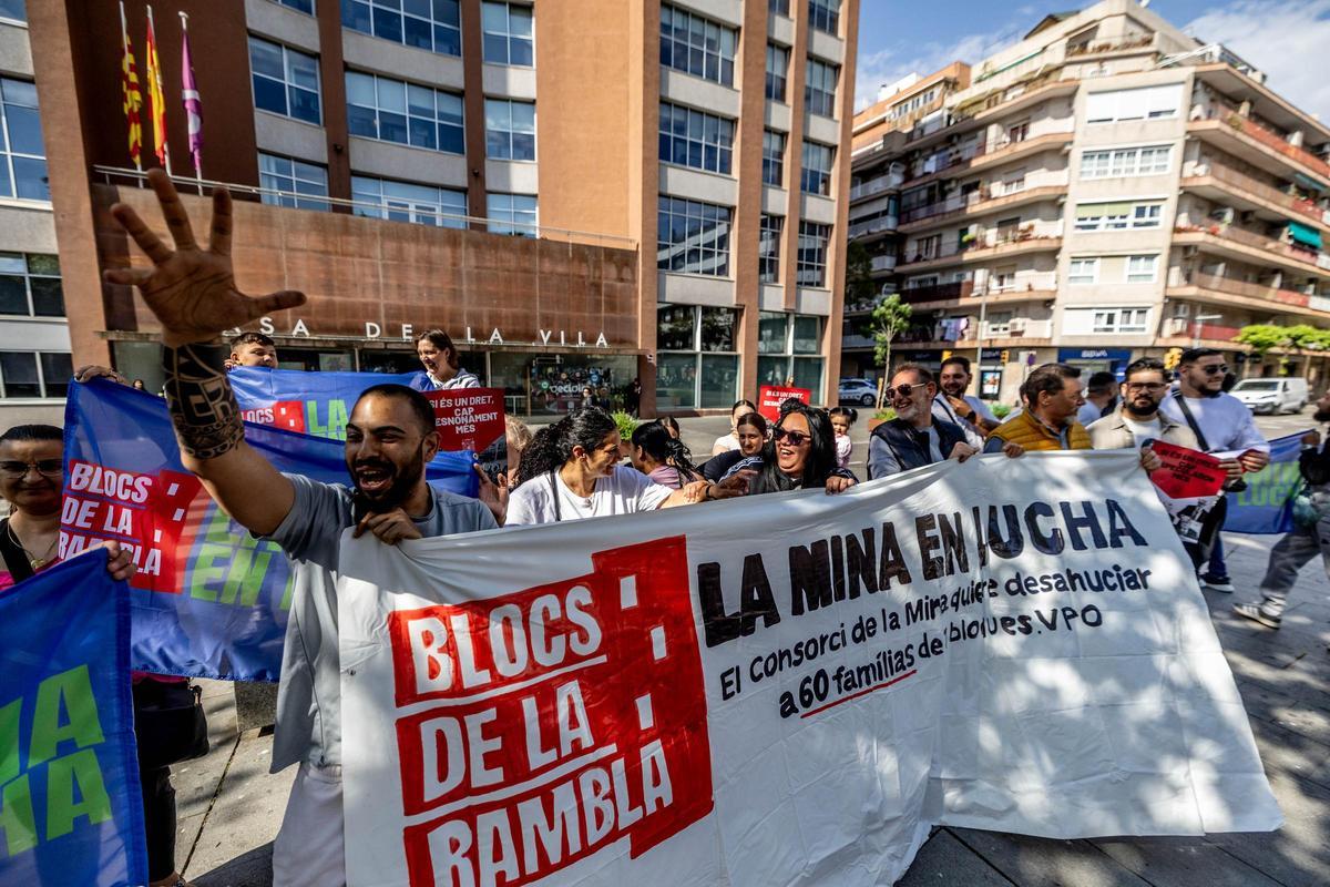 Vecinos de las viviendas ocupadas en La Mina se concentran contra los próximos desahucios, delante del Ayuntamiento de Sant Adrià de Besòs.