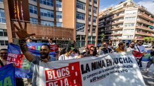 Vecinos de las viviendas ocupadas en La Mina se concentran contra los próximos desahucios, delante del Ayuntamiento de Sant Adrià de Besòs.