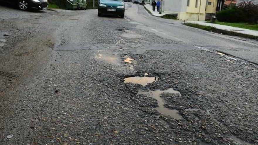 Los vecinos se quejan del mal estado de la calzada.