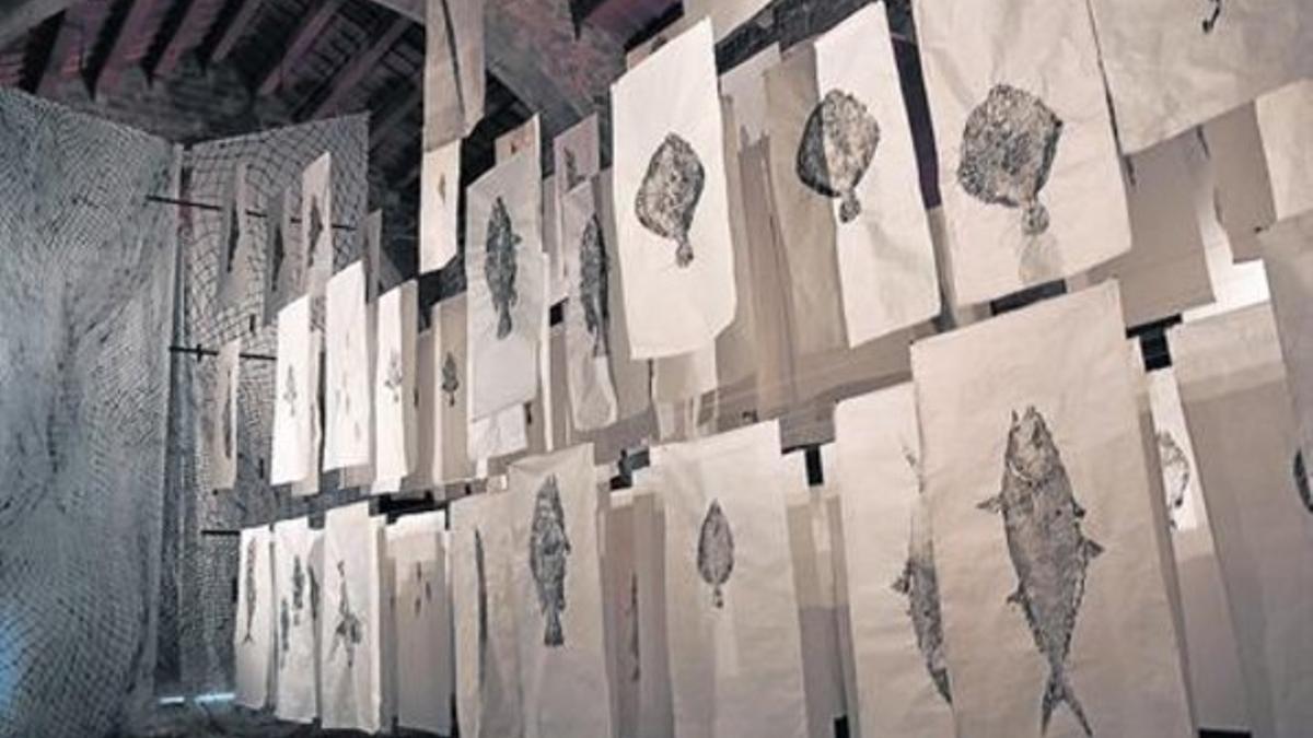 Las impresiones de 'gyotakus' cuelgan como sábanas en el Museu Marítim de Barcelona.