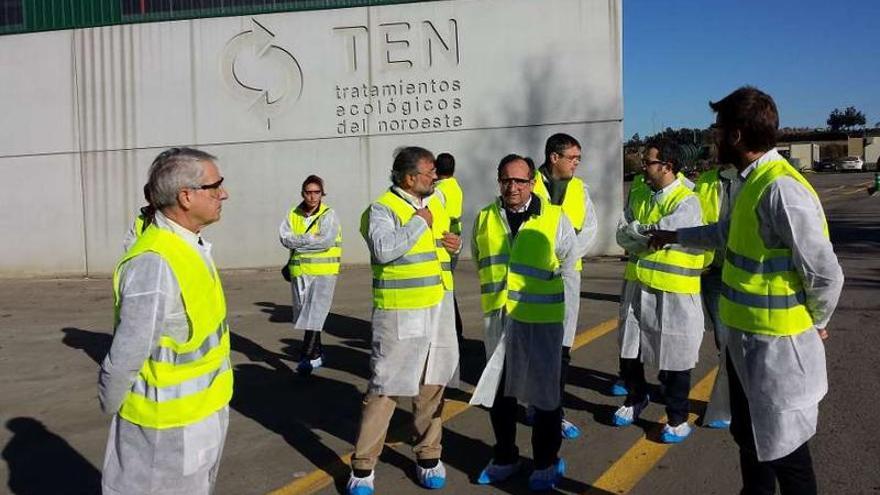 Representantes de Recolte,con políticos de la comarca, en una visita a la planta de Touro.