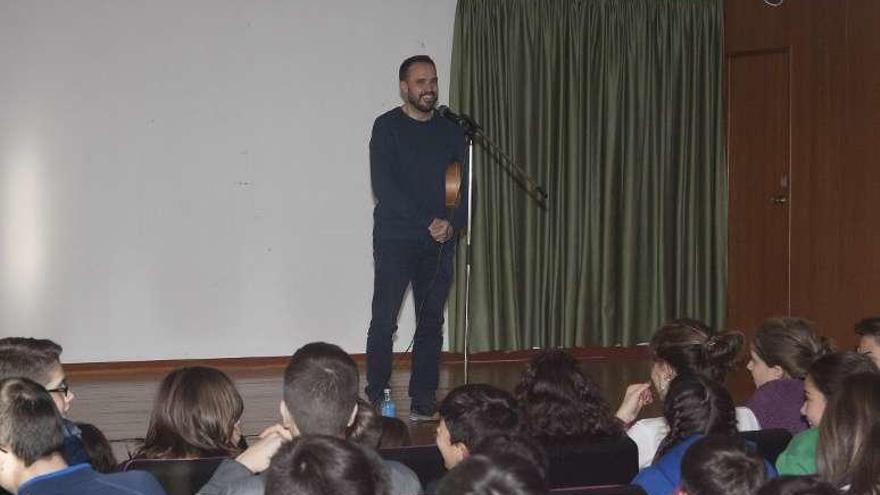 Sanmartín actúa para alumnos del IES Pintor Colmeiro. // Bernabé