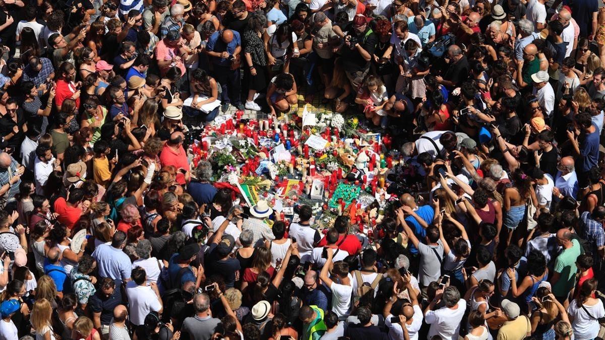 Numerosos ciudadanos congregados en la Rambla de Barcelona.