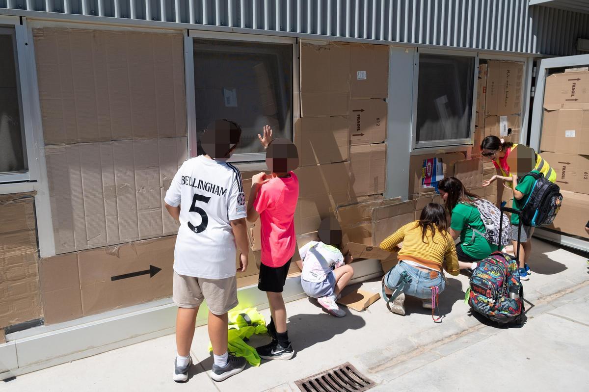 Las familias del CPI Parque Venecia de Zaragoza forran con cartones sus cristaleras para denunciar el calor en las aulas: