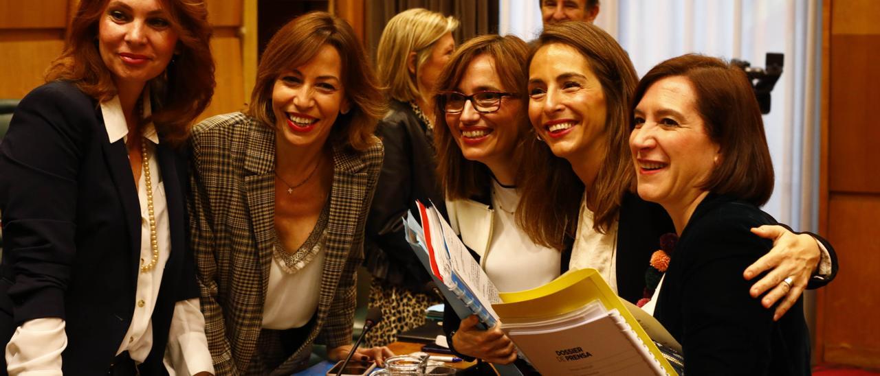 Las concejalas de PP y Cs Carmen Herrarte, Natalia Chueca, María Antoñanzas, María Navarro y Sara Fernández.
