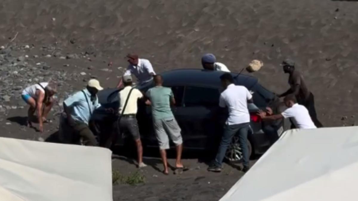 Turista acaba con su coche atrapado en una playa de Tenerife tras un insólito error