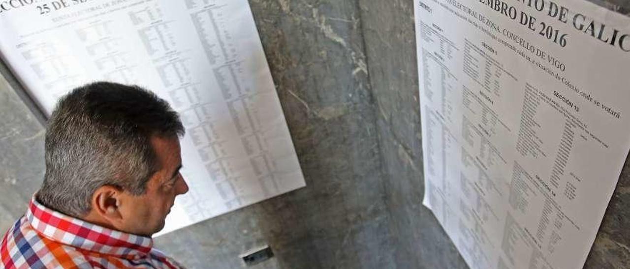 Un votante, en un colegio electoral de Vigo en las pasadas elecciones autonómicas. // Marta G. Brea