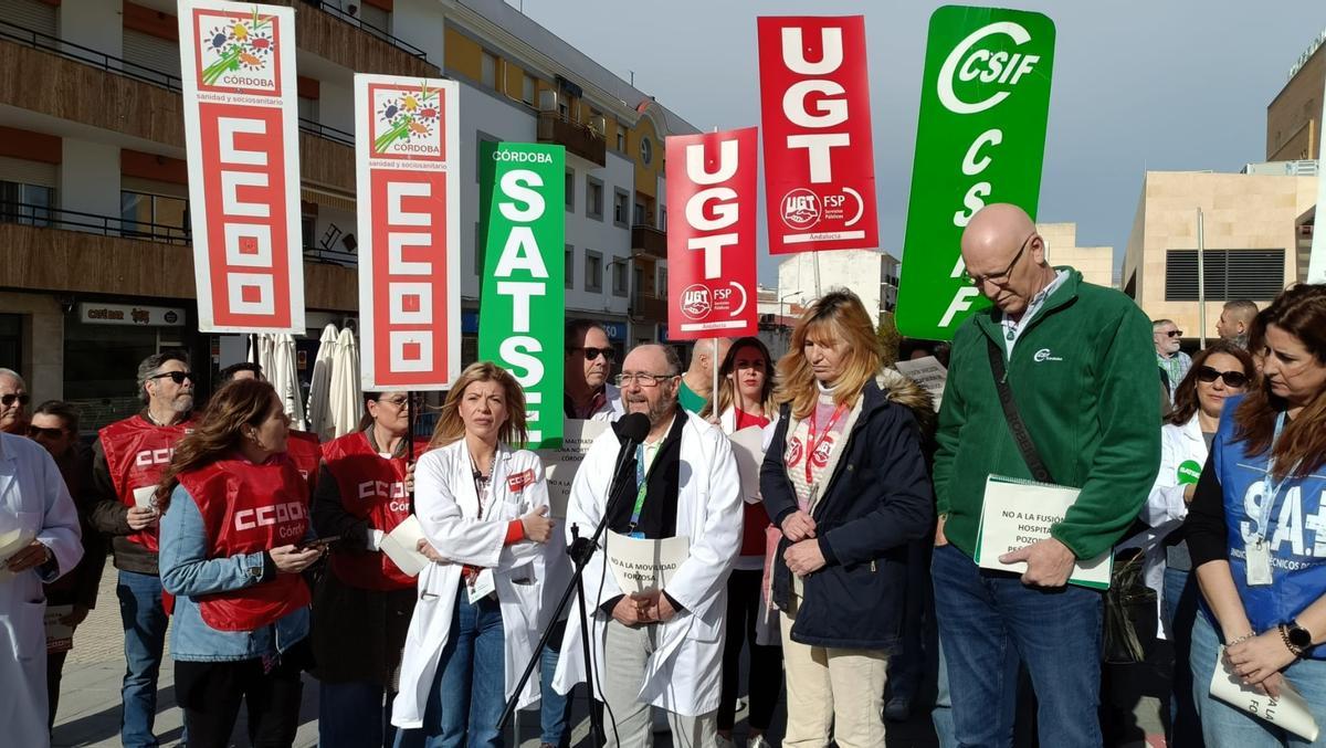 Concentración de los representantes sindicales ante el hospital de Pozoblanco.