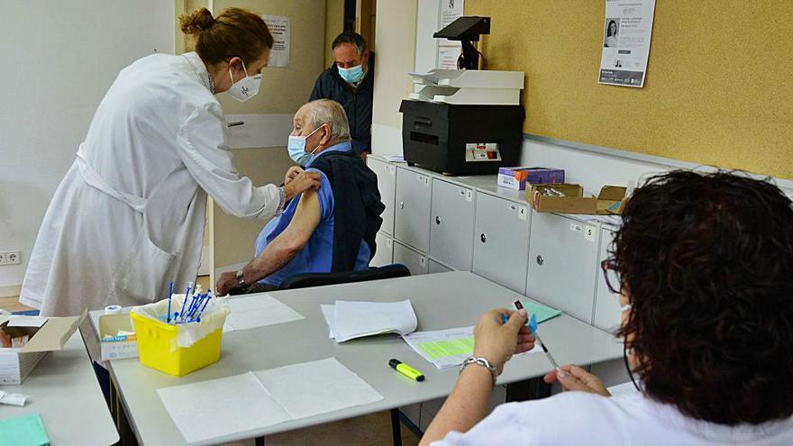 Vacunación de mayores de 80 años, en Cangas, esta primavera / G.N.