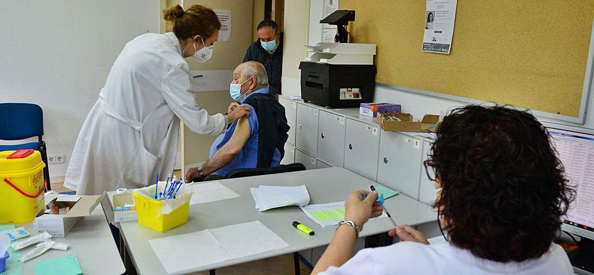 Las terrazas en Cangas están al 100% de aforo desde este sábado, al mejorar la situación sanitaria. | // SANTOS ÁLVAREZ