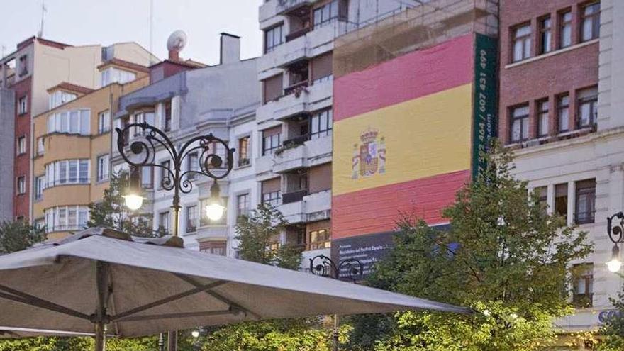 La bandera instalada en la fachada de un edificio en Begoña.