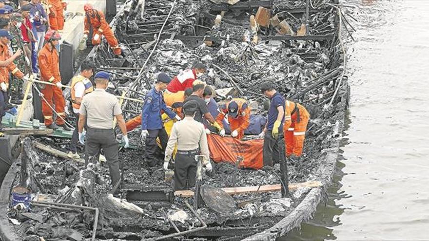 Al menos 23 muertos y 17 desaparecidos tras incendiarse un barco en Indonesia