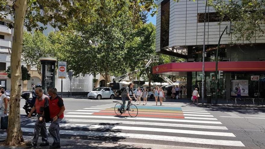 Córdoba luce el mensaje del LGTBI en pasos de peatones y autobuses de Aucorsa