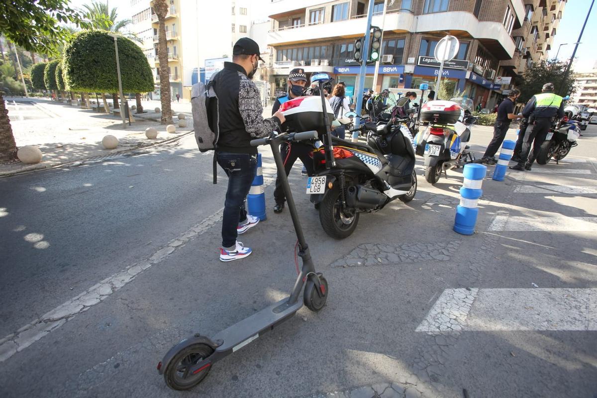 Primeras multas en Alicante a usuarios de patinetes por incumplir la ordenanza Primeras multas en Alicante a usuarios de patinetes por incumplir la ordenanza